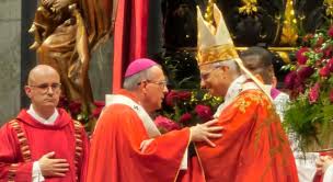 Papa Leão XIV entrega insígnia a arcebispo de Sorocaba em cerimônia na Basílica de São Pedro, em Roma