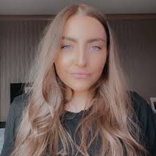 Robyn Warrington's Instagram, Twitter & Facebook