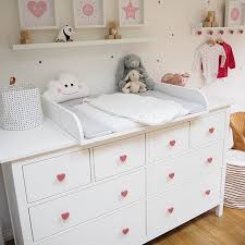 Heute Habe Ich Den Wickeltisch Wieder Einmal Umdekoriert Und Die Altrosa Knopfe An Die Kommode Geschraubt Im G Kinderschlafzimmer Kinder Zimmer Wickeltisch