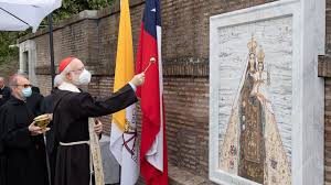 La imagen puede ser vista en este enlace. Mosaico Chileno De La Virgen Del Carmen En Los Jardines Vaticanos Vatican News