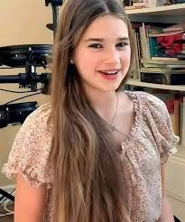 She doesn't just play like a star, she is a real star❤❤❤🎻🎻🎻.  https://www.ganjingworld.com/search?s=karolina