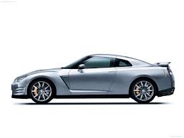 In addition to a useless back seat, it garners mixed reviews for its looks. Nissan Gt R 2011 Picture 57 Of 131