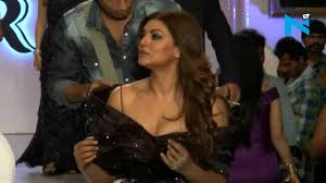Sushmita Sen puts a cleavage baring display on ramp