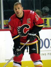 Je hvězdou nhl, do které vstoupil v sezoně 2006/2007 a v bostonu se stal oporou. Jarome Iginla Wikipedia