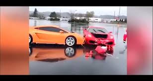 Ah, les malheurs de l'inattention au volant. Video Quand Une Ferrari Emboutit Une Lamborghini Ca Coute Cher En Assurance