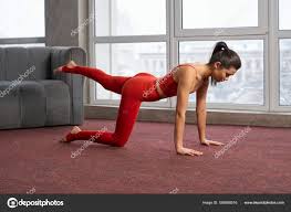 Mulher magro em pé na prancha em um joelho. — Foto © serhii.bobyk.gmail.com  556688016