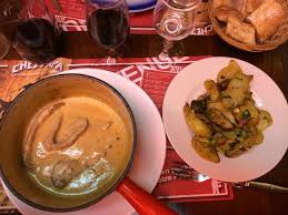 Ce n'est pas une fantaisie de photographe, il s'agit d'assurer une cuisson un peu croustillante sur l'extérieur tout en gardant la viande rosée à cœur. Aiguillettes De Canard Sauce Creme Peche Accompagnees De Pommes De Terres Sautees Picture Of Chez Papa Paris Tripadvisor