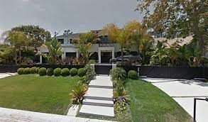 De son vivant, johnny hallyday n'hésitait jamais à sortir la carte bancaire pour se faire plaisir. La Maison De Johnny Hallyday A Los Angeles Visible Sur Internet Johnny Hallyday