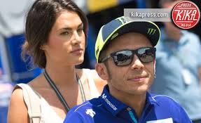 Elena santarelli compie 40 anni: Il Ritiro Per Fare Il Papa L Esilarante Gag Di Valentino Rossi Foto Kikapress Com