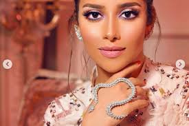 نشرت الفنانة بلقيس فتحي فيديو لها برفقة زوجها رجل الأعمال السعودي سلطان عبد اللطيف عبر حسابها على تك توك، وظهرت بلقيس وزوجها وهما يمارسان الرياضة في المنزل، التزاماً منهما بفترة الحجر المنزلي المفروضة في المملكة. J8d3wojeg6jqdm