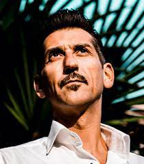 In 2003 brengt vera zijn eerste album for the light in your eyes. Danny Vera Festivaltickets Festicket