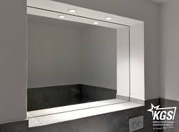 Massgefertigter Badezimmerspiegel In Zuruckversetzter Mauernische Mit Eckausbruchen Fur Plattlierweiterung Badezimmerspiegel Lampendesign Badezimmerlampe