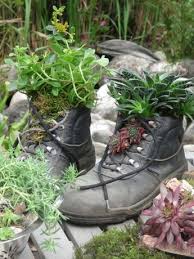 Mit Phantasie Lassen Sich Tolle Gartendekorationen Zaubern Gartenblog Mini Garten Gartendekor Diy Gartenprojekte