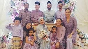Adam youssof mohamed sinclair (lahir 11 ogos 1984) ialah seorang pengarah filem dan muzik video malaysia dan adik kepada ashraf dan aishah sinclair. Tahniah Yuna Bertunang Dengan Adam Yousuf Sinclair Adik Kepada Ashraf Sinclair Youtube