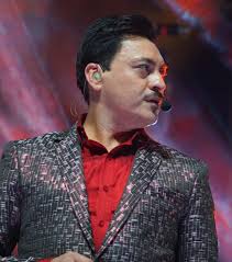 Quisiera volver a abrir los labios de tu noche….. Anoche en tu cama éramos  tres #tuyoylaluna @lostigresdelnorte #lostigresdelnorte #concierto #norteño  #balada #chilebolita #littletiger #luisthelittletiger #chilebolitahernandez
