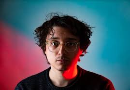 O ARTISTA E PRODUTOR DE INDIE/ELETRÔNICO ELLIOT MOSS COMPARTILHA SEU NOVO  SINGLE “HOW I FELL”