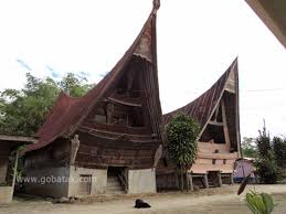 Rumah bolon adalah rumah tradisional adat batak khusus para raja dan keluarganya. Rumah Tradisional Batak Toba