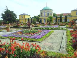 Großer barockgarten mit fontäne und schloss in hannover. Sommerliche Ansicht Auf Das Historische Hauptgebaude Im Berggarten Hannover Herrenhausen Hannover Garten Grosser Garten