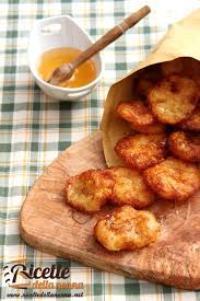 Le frittelle di gamberi sono un antipasto facile e sfizioso, una ricetta semplice, ottima da servire anche per un aperitivo o come secondo piatto, variando un po' mettete in una ciotola la farina, il parmigiano grattugiato e mescolate. Frittelle Di Patate Dolci Con Miele E Zucchero Ricette Della Nonna