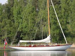 A Regularly Edited Selection Listing The World S Finest Classic Boats And Yachts For Sale Watch Exclusive Videos On These Boat Classic Yachts Classic Sailing