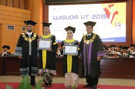 Upacara wisuda berlangsung dengan hikmat dan dibuka secara resmi oleh rektor ut, prof. Wisudawan Terbaik Pada Wisuda Ut Universitas Terbuka Facebook