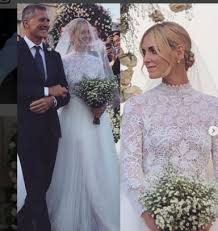 Tutti i numeri social di the ferragnez. L Abito Da Sposa Di Chiara Ferragni Maniche Lunghe E Velo Per La Fashion Blogger Foto Ultime Notizie Flash