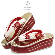楽天市場 3 21 28 クーポンで最大15 off 成人式 草履 レディース 厚底 金色 ゴールド 赤 レッド 桜 さくら 花 刺繍 ラメ 三枚芯 厚底草履 ぞうり ゾウリ 女性用 振袖向け フリーサイズ あす楽対応 送料無料 きもの館 創美苑 草履 振袖 厚底スニーカー
