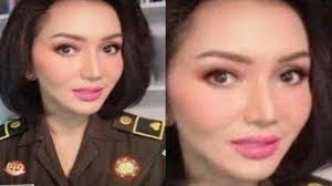Kejaksaan agung menetapkan jaksa pinangki sirna malasari sebagai tersangka kasus dugaan korupsi terpidana djoko tjanda. Aaa Inikah Wajah Asli Jaksa Pinangki Sirna Malasari Tanpa Make Up Coba Bandingkan Dan Dugaan Oplas Tribun Timur