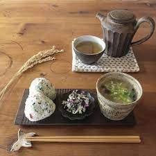 寒い朝はあたたかいなめこ入り豚汁とおにぎりで 本当はホットケーキとか甘いものを食べたかったけれど寒くて 豚汁を温めていたのに子供達はチョコワだってー 寒くないのー ラストonigiriaction 朝 recipes decorative tray food