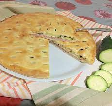 Stendete la sfoglia e, su una delle due metà, aggiungete zucchine e formaggio grattugiato (2). Rustico Zucchine Prosciutto Formaggio Una Pigra In Cucina