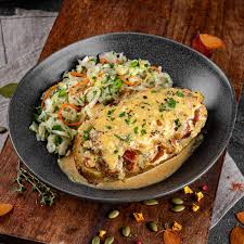 Грушевый салат, сыром BRIE SCHÖNFELD и сладкими черри - деликатес для ценителей изысканного вкуса