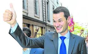 Six mois après avoir posé la cravate, pierre maudet a également abandonné le rasoir. Le Jeune Premier Est Devenu Valeur Sure La Liberte
