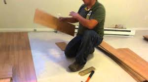 Hola, quisiera saber como es el procedimiento para poner piso flotante. Como Instalar Pisos Laminados En Una Habitacion Youtube