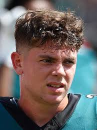 LeBron hilariously has no clue who Philadelphia Eagles stars are, towers  over them