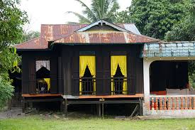 Masyarakat sendiri mengenalnya sebagai ayam kampung sebab ayam ini merupakan ayam yang khasnya hidup. Lagi Rumah Melayu Bugis Asahjaya S Place