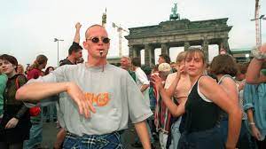 Liefen wir bauchfrei und mit weiten hosen voller bänzeln durch die gegend. Die 90er Waren Eigentlich Eine Zehn Jahre Dauernde Vollkatastrophe Stern De
