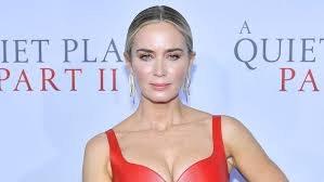 Emily blunt has long been a favorite to portray sue storm in fantastic four and, after this footage, it's easy to see why. Judi Dench Talked Emily Blunt Out Of Pursuing A Singing Career Hollywood Reporter