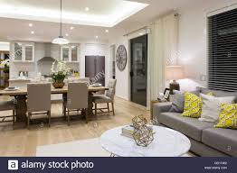 Luxus Wohnzimmer Neben Einem Speisesaal Mit Der Kuche Verbunden Inklusive Kissen Auf Sofas Nachsten Stuhle Und Tisch Setup Stockfotografie Alamy
