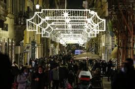 Non si possono escludere nuove zone rosse, dipenderà dall'andamento dei dati, ha aggiunto. Ore Decisive Per Natale E Capodanno Si Va Verso Un Mini Lockdown E Zona Rossa A Roma