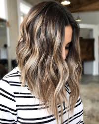 Le blond clair sur un carré long ; 70 Idees De Couleurs De Cheveux Balayage Flatteuses Pour 2020