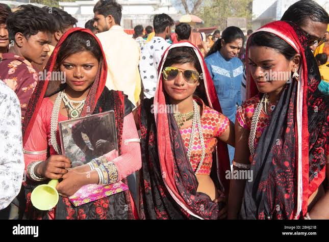 Jhabua / India 8 March 2020 Indian bhil tribal family posing for Portraits in front of camera during Bhagoria Festival at Jhabua districts Madhya Pra Stock Photo - Alamy