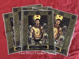 泰国新一代人缘至尊arjan oh chakungrao 阿赞欧查be 2561 即将推出prai gasip 魅力耳报百鬼坤平布符 此坤平为师傅的巅峰之作 法相由一位魅力英勇的坤平将军以王者姿态端坐于百鬼咕噜间 其胸膛漂浮着与他共修扶持的金童子 象征其威严震慑八方 能控制一切 style