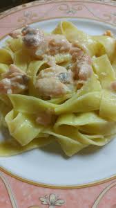 400gr di polpa finissima di pomodoro (o pomodorini in lattina) 150gr di salmone norvegese affumicato 2 spicchi d'aglio una noce di burro 3 cucchiai d. Tagliatelle Al Salmone E Panna Di Soia