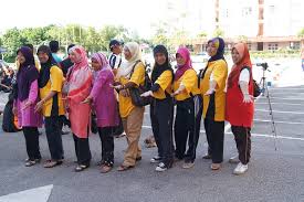 Umurnya sudah 21 tahun, tetapi tingkah lakunya masih ~. Yayasan Harapan Kanak Kanak Malaysia