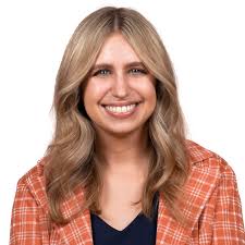 Courtney Bay's Instagram, Twitter & Facebook