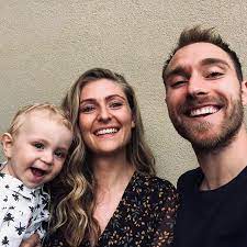 Bir anda yerde kalan ve tüm izleyenleri derinden sarsan christian eriksen'e sağlık görevlileri kalp masajı yaparken eşi sabrina kvist büyük üzüntü yaşadı. Who Is Christian Eriksen S Girlfriend Sabrina Kvist And Do The Couple Have Children