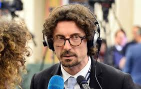 .danilo toninelli, ci sarà la tragedia del ponte di genova, ma poi si parlerà anche della differenza fra partito e movimento politico e del perché il ministro abbia deciso di abbandonare la carriera di. Ponti Selfie E Faccia Concentrata Toninelli Recordman Delle Gaffe Ilfogliettone Itilfogliettone It