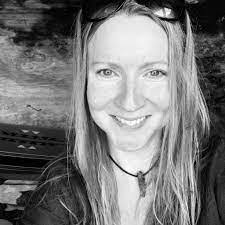 Lisa Fenton's Instagram, Twitter & Facebook