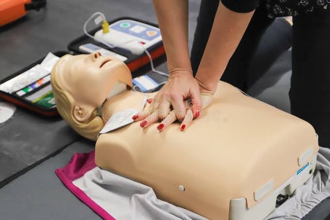 Illustrative photograph of hands-on CPR skills training with a resuscitation manikin