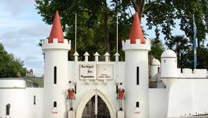 Portugal dos pequenitos (portugal for the little ones) is a theme park in the city of coimbra, portugal.the park consists of diminutive versions of. Portugal Dos Pequenitos